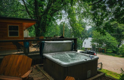Martinsville Apartamento | Lakefront Hilltop Cabin Hot tub Firepit