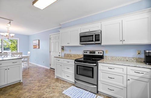 New London Casa | Lakefront Home- 7 bedroom 4.5 bath- Sleeps 16 + Game Room, PS-4 - Badin Lake, NC