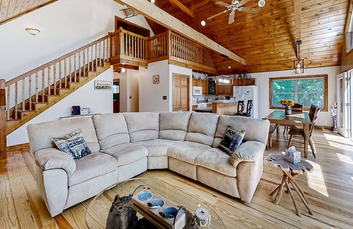 Tazewell Cabina | Lakefront home - dog-friendly, private dock, two fireplaces, and central AC