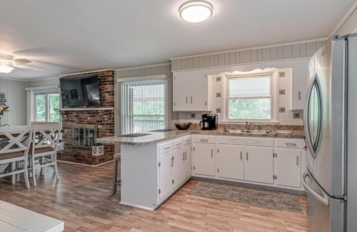 Gallatin Casa | Lakefront Home Firepit & Deck