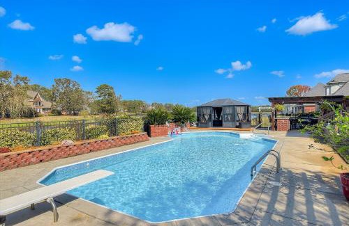 Evans Casa | Lakefront Home for Families and Groups - Pool, Paddle, Deck, BBQ, Fishing, Movie Room