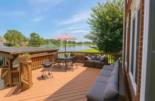 Evans Casa | Lakefront Home for Families and Groups - Pool, Paddle, Deck, BBQ, Fishing, Movie Room