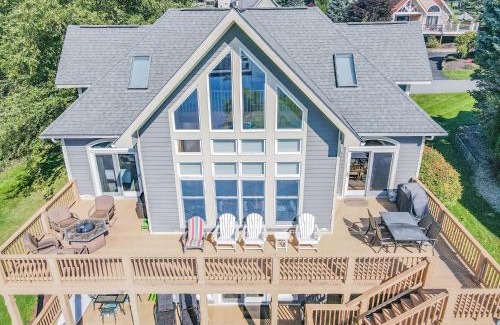 McHenry Casa | Lakefront Home Near Wisp with Great Location Dock Slip Hot Tub