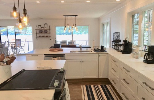 Moravia Casa | Skaneateles Lakefront home en 380 'de frente forestal aislado, cascada