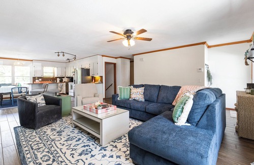 Grove Villa | Lakefront Home on Grand Lake in Grove – Dock, 10 Beds, Game Room, Honey Creek