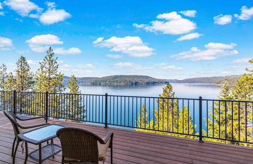 Worley Casa | Casa frente al lago en el lago Coeur d'Alene con tranvía, muelle, kayaks, SUP y cubiertas.