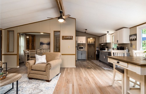 Piney Flats Casa | Lakefront home, peaceful setting, beautiful views of the lake and floating dock.