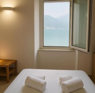 Pisogne Casa | LAKEFRONT HOME RESIDENZA IL GALLO IN RIVA AL LAGo