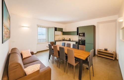 Pisogne Casa | LAKEFRONT HOME RESIDENZA IL GALLO IN RIVA AL LAGo