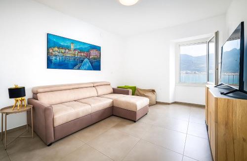 Pisogne Casa | LAKEFRONT HOME RESIDENZA IL GALLO IN RIVA AL LAGo