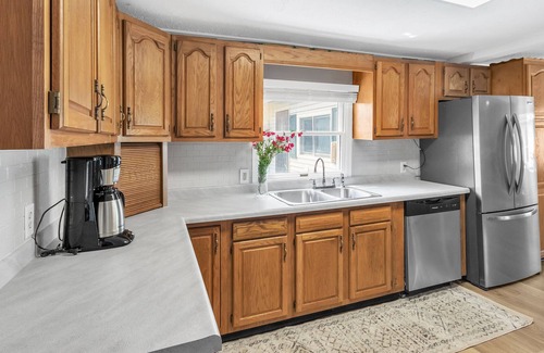 Ada Casa | Lakefront Home sleeps 10 5 minutes from Cannonsburg ski lodge,
