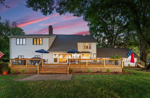 Mount Mourne Casa | Lakefront Home w Dock Game Room Hot Tub Ponderosa Peninsula by AvantStay