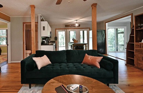 Pickens Casa | Lakefront Home w/Dock, Kayaks & Mountain Views - Big Rock Bungalow
