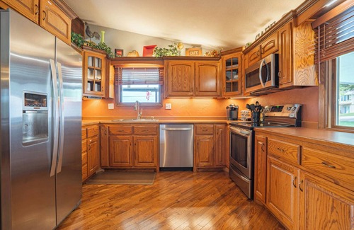 Camdenton Casa | LAKEFRONT HOME w/Dock Slip PRIVATE POOL& Backyard bar&grill Perfect 4 Families