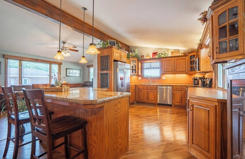 Camdenton Casa | LAKEFRONT HOME w/Dock Slip PRIVATE POOL& Backyard bar&grill Perfect 4 Families