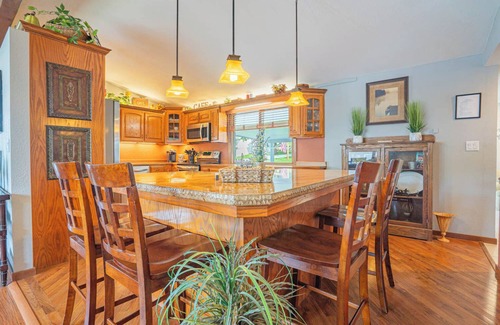Camdenton Casa | LAKEFRONT HOME w/Dock Slip PRIVATE POOL& Backyard bar&grill Perfect 4 Families