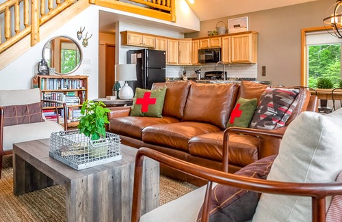 Presque Isle Casa | Casa frente al lago con terraza amueblada, hoguera y muelle privado: ¡los perros están bien!