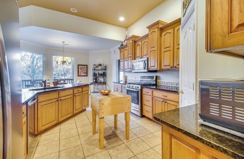 Grove Casa | Lakefront Home w/ Furnished Deck in Grove!