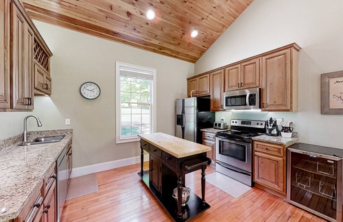 Sharps Chapel Cabina | Lakefront home with private dock and boat launch - dog-friendly & central AC