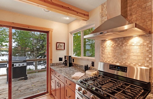 Presque Isle Casa | ¡NUEVO LISTADO! Casa frente al lago que admite perros con vistas a las Islas Gemelas y acceso a senderos.