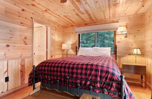 Presque Isle Casa | ¡NUEVO LISTADO! Casa frente al lago que admite perros con vistas a las Islas Gemelas y acceso a senderos.