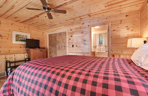 Presque Isle Casa | ¡NUEVO LISTADO! Casa frente al lago que admite perros con vistas a las Islas Gemelas y acceso a senderos.