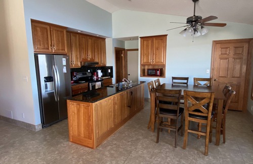 Cloverdale Casa | Lakefront Home with a spectacular view