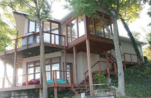 Edwards Casa | Casa frente al lago con impresionantes vistas panorámicas