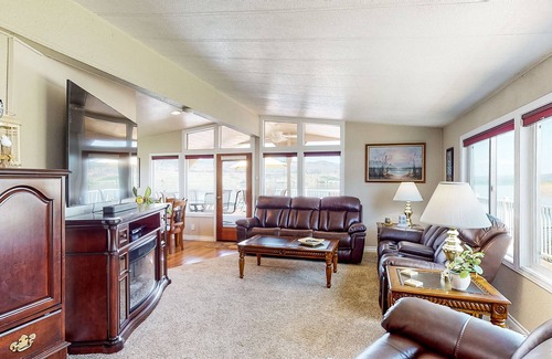 Davenport Casa | Lakefront Home with Incredible Water Views