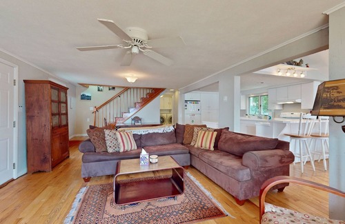 Valois Casa | Lakefront home with large deck, dock, kayak, & gorgeous views
