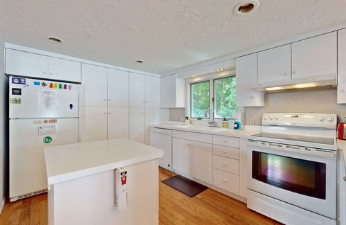 Valois Casa | Lakefront home with large deck, dock, kayak, & gorgeous views