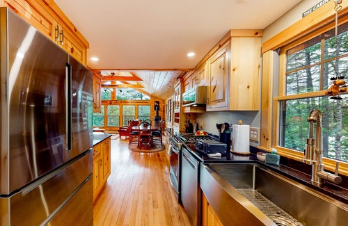 Oxford Cabina | Lakefront home with lovely lake views - one mile from the casino
