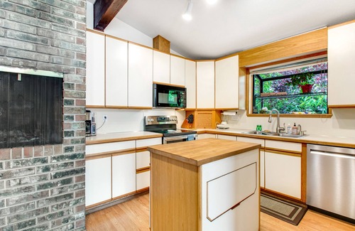 East Olympia Casa | Lakefront home with private dock, paddleboat, fast WiFi, deck, grill & W/D