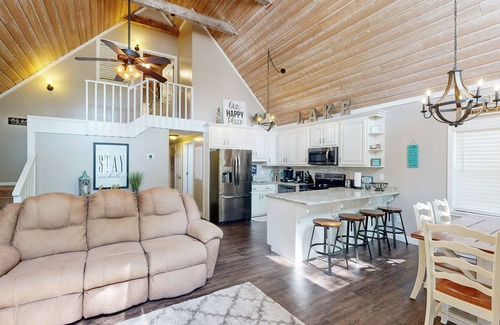 Eatonton Cabina | Lakefront home with two boat slips, lake views, firepit, grill, deck, & 2 kayaks