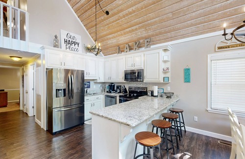 Eatonton Cabina | Lakefront home with two boat slips, lake views, firepit, grill, deck, & 2 kayaks