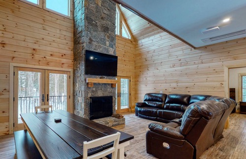 Beaver Cove Casa | Lakefront home with high-speed WiFi & wood-burning fireplace - dog-friendly