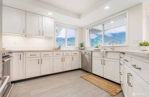 Bellingham Casa | LAKEFRONT HOME with dock! 10 minutes to town, near Gailbraith mountain biking.