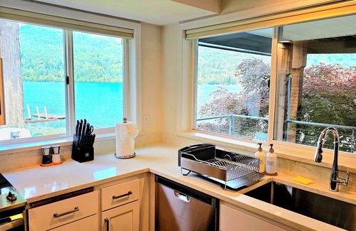 Bellingham Casa | LAKEFRONT HOME with dock! 10 minutes to town, near Gailbraith mountain biking.