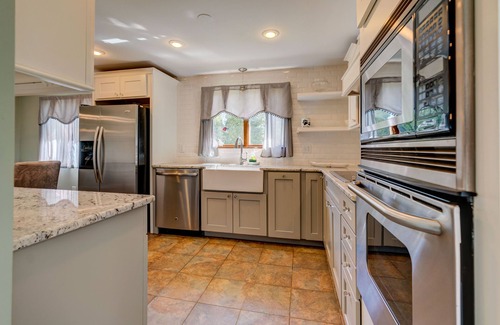 Forestdale Casa | Lakefront home w / porche, patio y patio cercado - a corta distancia de la playa
