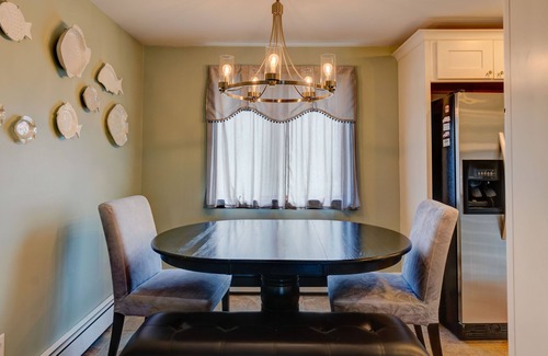 Forestdale Casa | Lakefront home w / porche, patio y patio cercado - a corta distancia de la playa