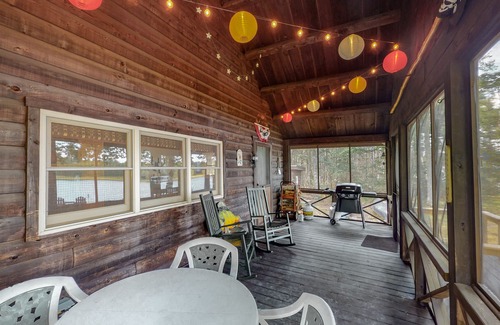 Mariaville Cabina | Lakefront home with stunning views, firepit, 2 canoes, fast WiFi & yard games