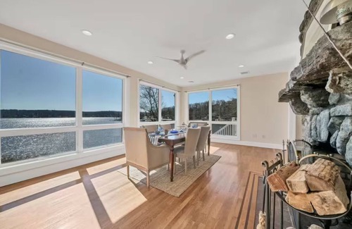 Hopatcong Casa | Lakefront Hopatcong w/dock kayaks fishing near NYC