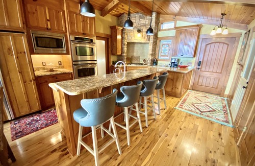 Piney Casa | Lakefront Hot Springs, 3 King Beds, 3.5 Baths, Bunk room, Fire Pit, Lakeside Bar