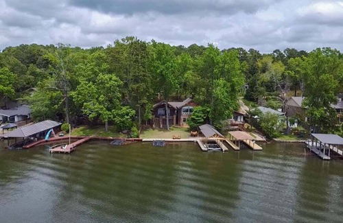 Piney Casa | Lakefront Hot Springs, 3 King Beds, 3.5 Baths, Bunk room, Fire Pit, Lakeside Bar