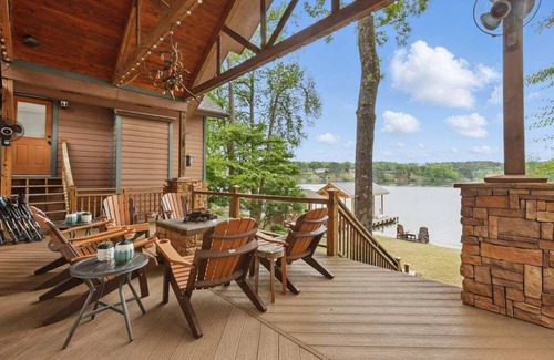 Piney Casa | Lakefront Hot Springs, 3 King Beds, 3.5 Baths, Bunk room, Fire Pit, Lakeside Bar