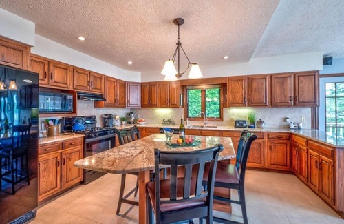 Nazareth Casa | Lakefront, Hot Tub & Swimming Beach in K'zoo