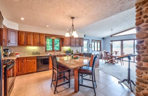 Nazareth Casa | Lakefront, Hot Tub & Swimming Beach in K'zoo
