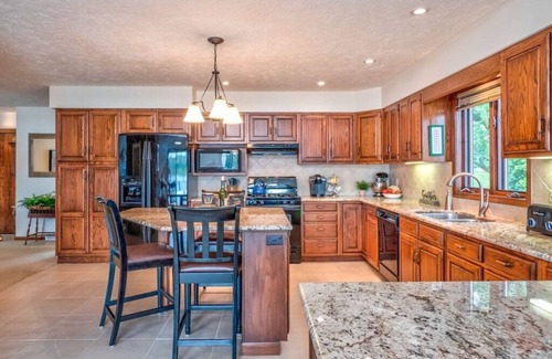 Nazareth Casa | Lakefront, Hot Tub & Swimming Beach in K'zoo