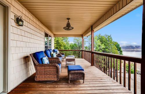Dandridge Casa | Lakefront House by Staycating