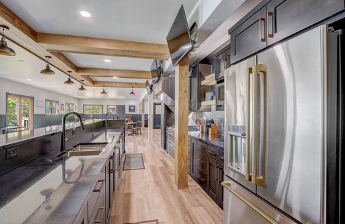 Markesan Casa | Lakefront! Huge Game RM + Chefs Kitchen! Sleep 40!